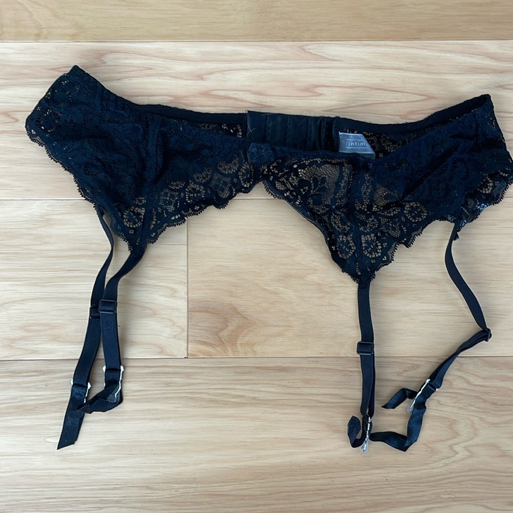 Black lace intimissimi garter belt